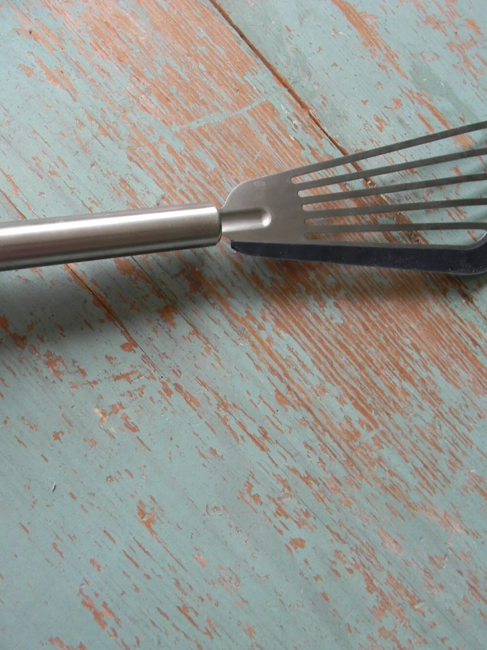 EUC SUR LA TABLE STAINLESS FISH SPATULA W/SILICONE EDGE